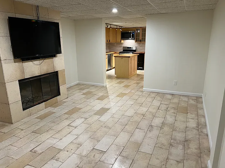 588 Wimbledon Rd NE — Photo 2