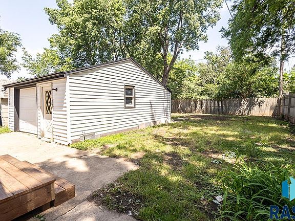 4th image of 514 N French Ave