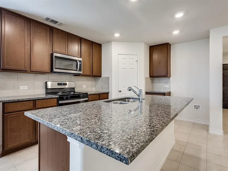749 Windsor Dr — Photo 8