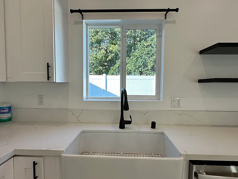 3617 W Victory Blvd — Photo 8