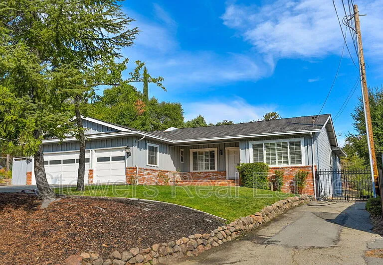 1090 Livorna Rd — Photo 2