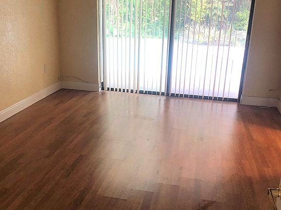 4th image of 670 E Plantation Cir