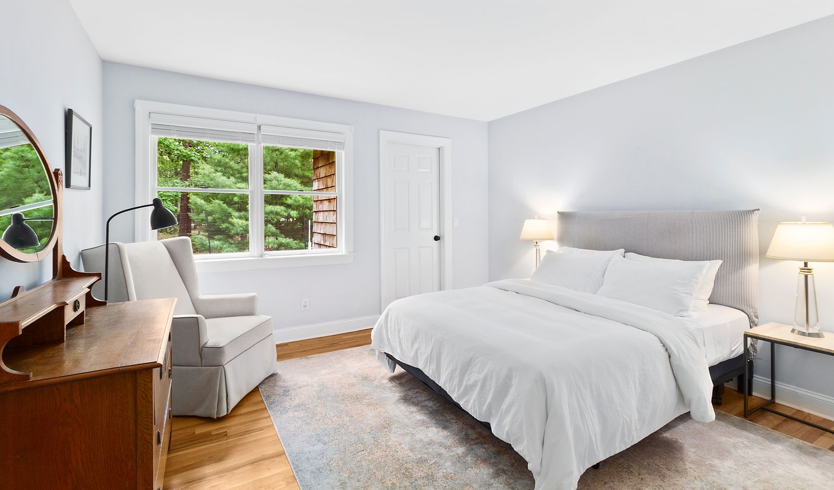  Bedroom with one queen bed