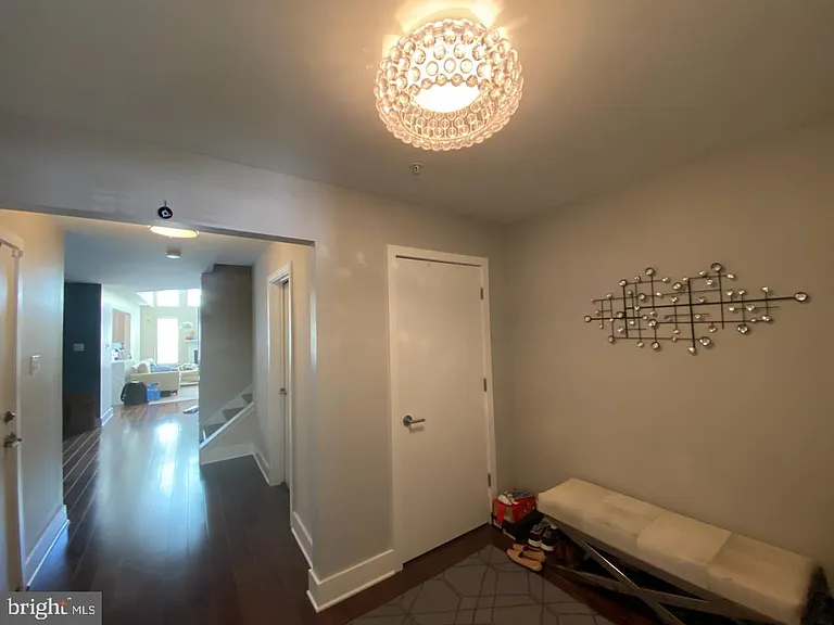 805 Rosehill Dr — Photo 2