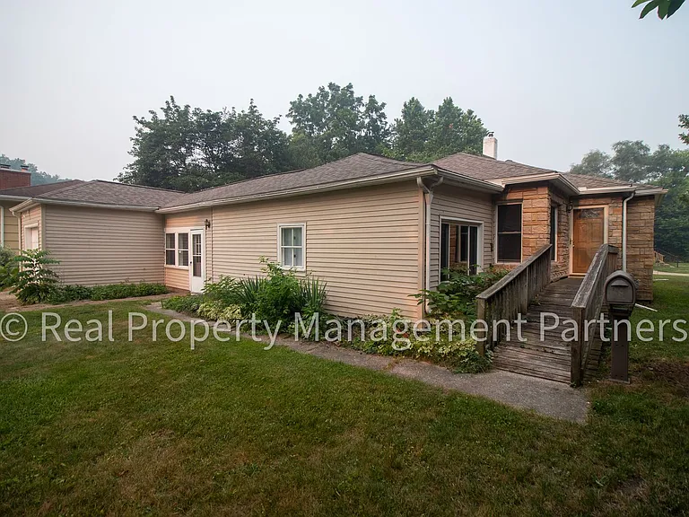 772 Hubbard St NE — Photo 2