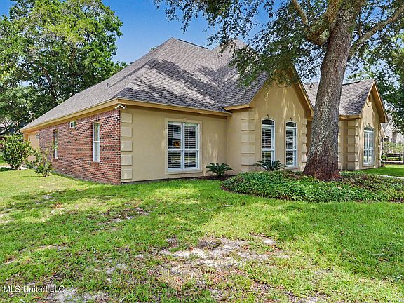 2nd image of 426 Carmargue Ln