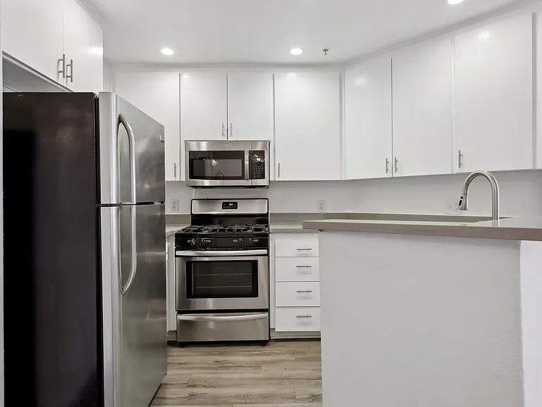 114 North Doheny Drive — Photo 35