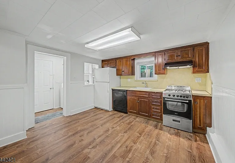 242 W Hanover Ave — Photo 8