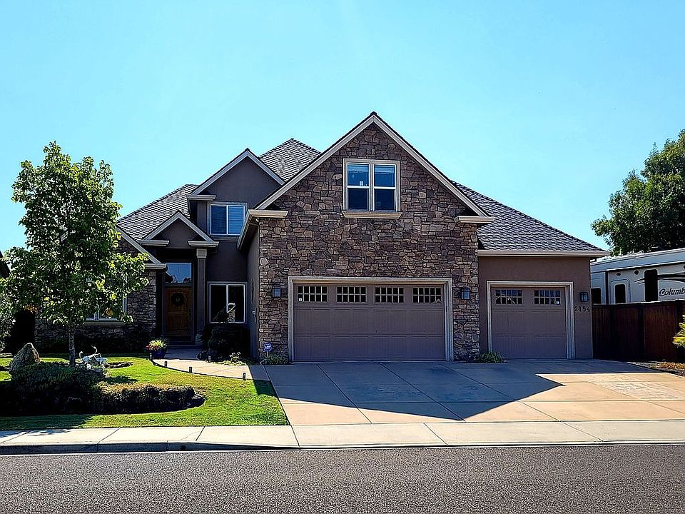 Front view 3 car garage