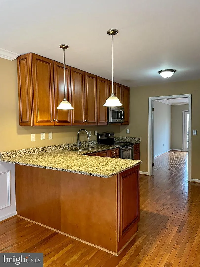 3 bed, 2.5 bath, 2004 sqft, $3,700 — Photo 2