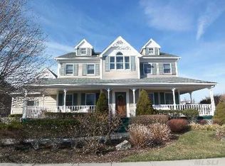 19 Gibbs Rd, Amity Harbor, NY 11701