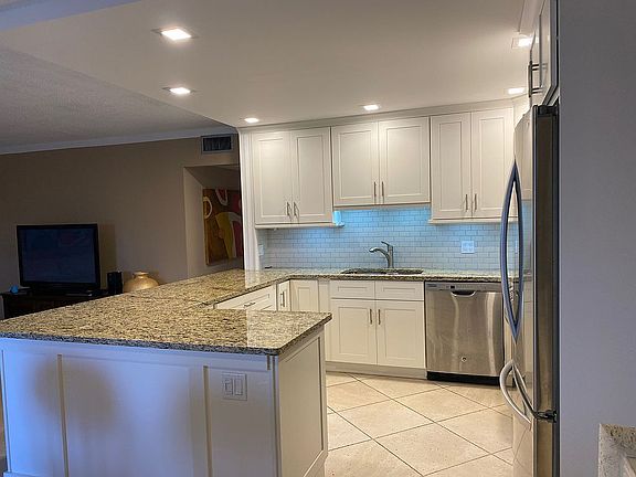 3rd image of 303 Wellington Dr E #F