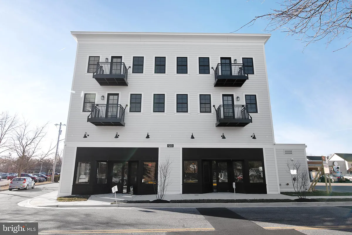 Building Photo - 123 S Washington St #202