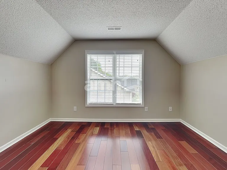 400 Wyndham Ave — Photo 15