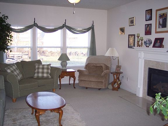 LR w/gas fireplace