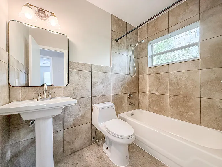 1210 SW 26th St #4 — Photo 10