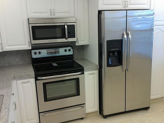 4th image of 4301 Martinique Cir APT L4
