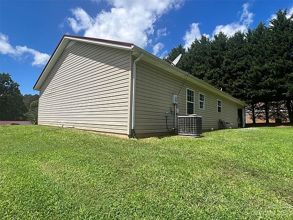 4th image of 2222 Woodlawn Dr
