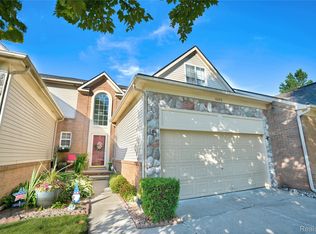 6048 Pine Cone Dr, Grand Blanc, MI 48439
