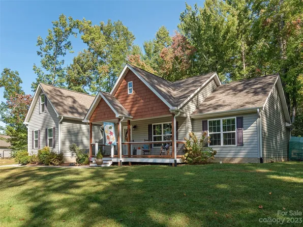 12 Parrot Rd, Candler, NC 28715