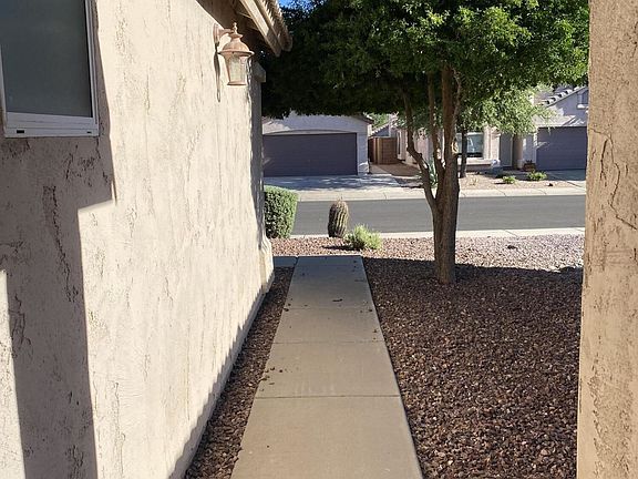 4th image of 924 E Blackhawk Dr