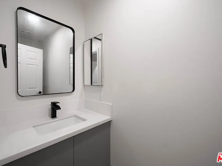 5327 Lexington Ave #B — Photo 6