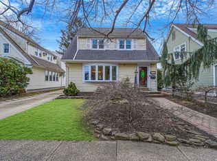 34 Lafayette St, Williston Park, NY 11596