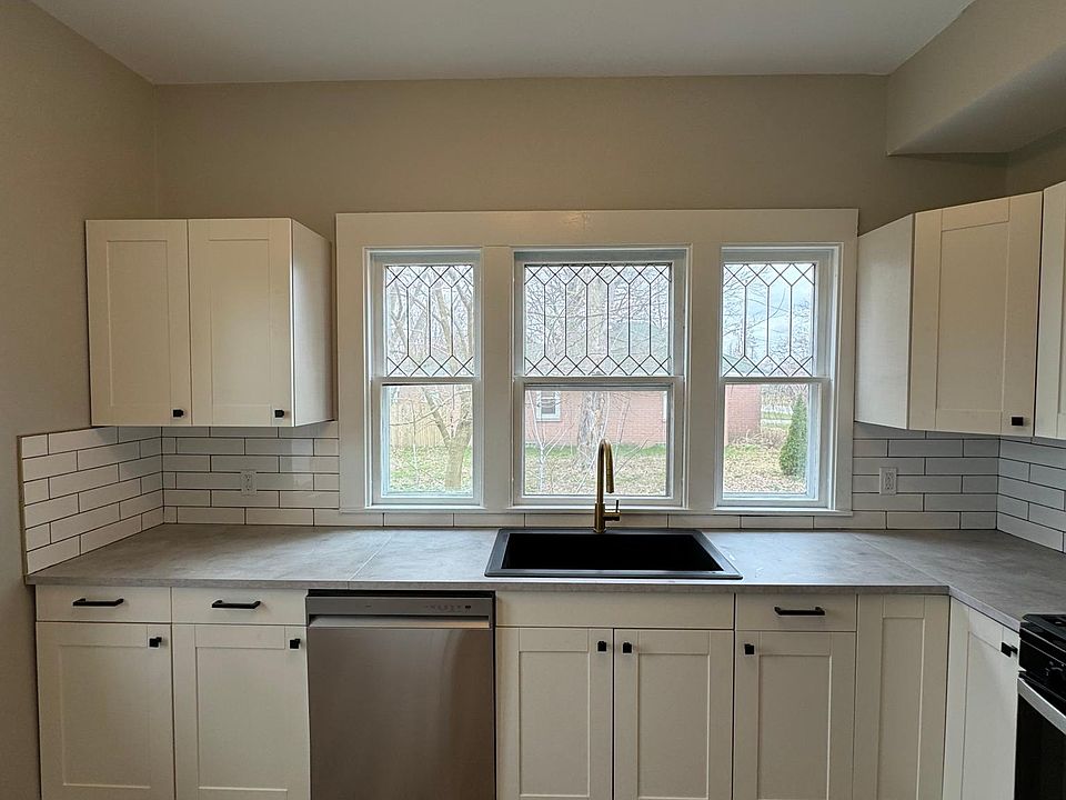 kitchen - look at those beautiful windows!!