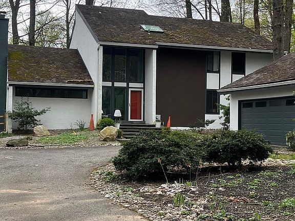 2nd image of 208 Pheasant Run Dr