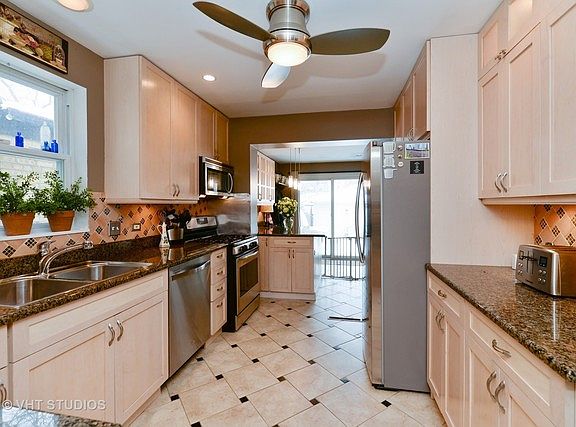 3rd image of 2518 W Jarvis Ave