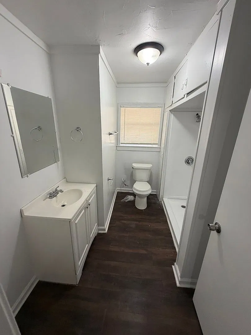 3229 Denman Spacious & Comfortable Home with Large Backyard — Photo 3