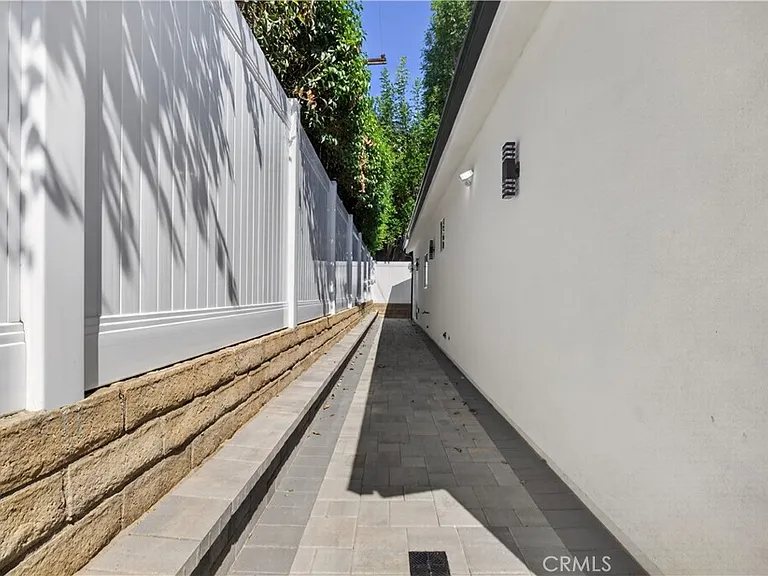 16425 Clymer St — Photo 34