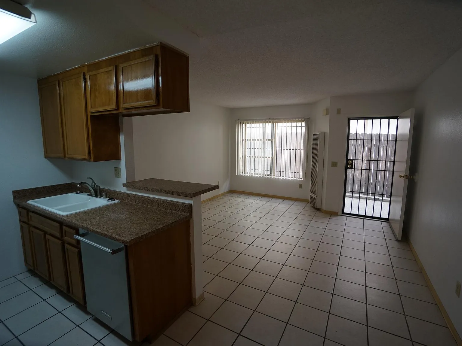 3 bed, 1100 sqft, $4,850 — Photo 4