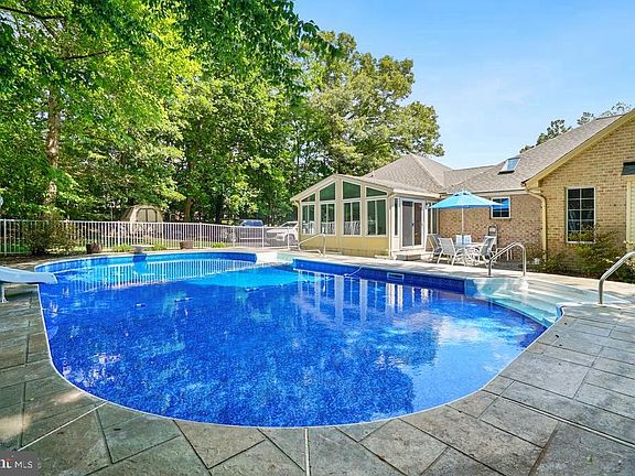 4th image of 105 Cornwall Ct