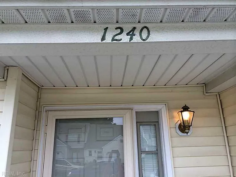 1240 Basswood Ct — Photo 2