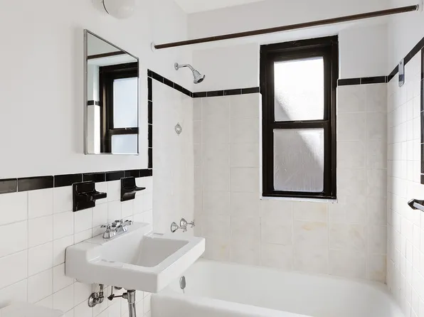 385 Grand Street L1807 image 14 of 14
