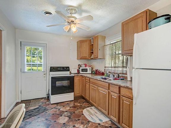 4th image of 1401 Warwick Dr