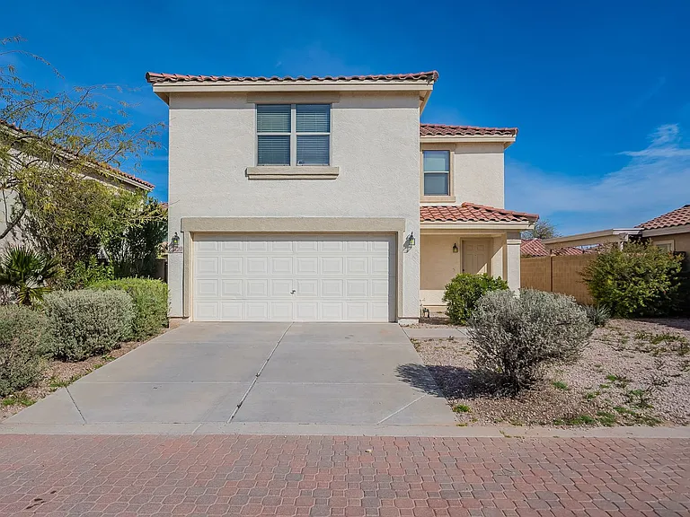 2420 E Gleneagle Dr — Photo 2