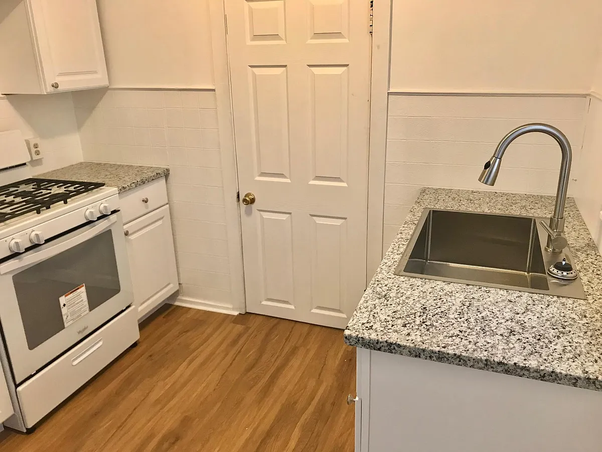 Kitchen - 918 Watson St SW #2