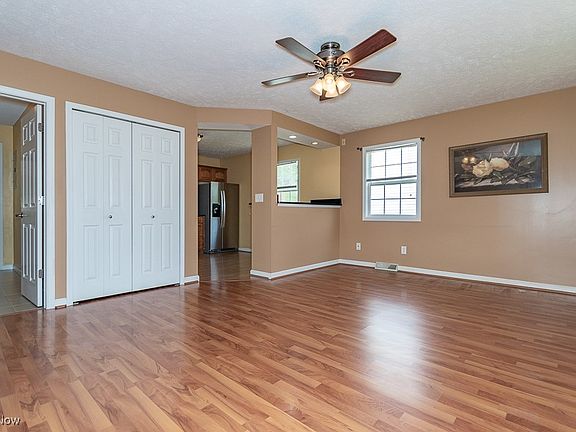 5th image of 348 Karen Dr