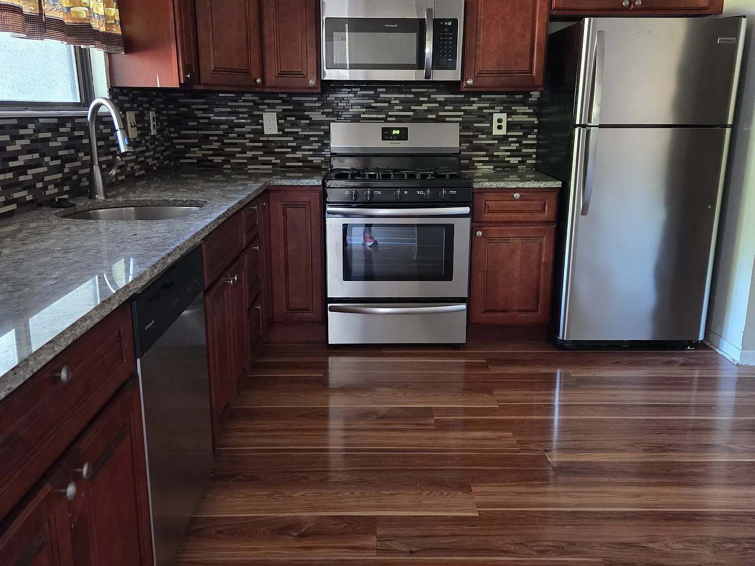 3 bed, 2.5 bath, 1704 sqft, $3,000 — Photo 2
