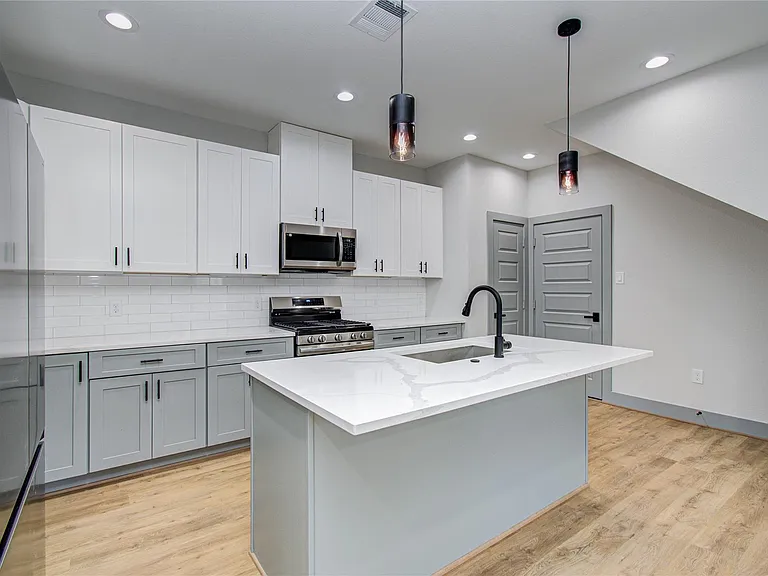 835 S Victory Dr — Photo 13