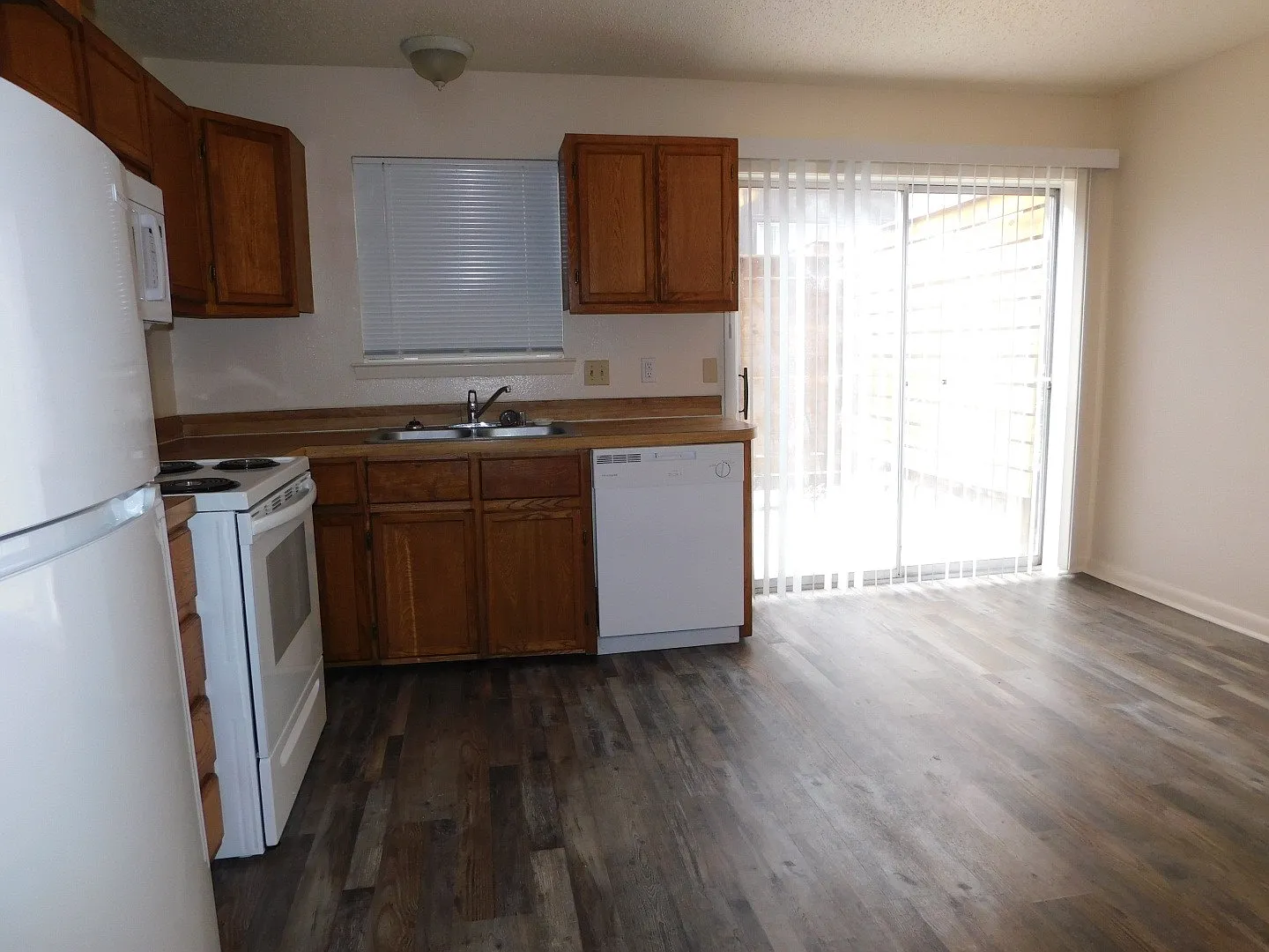 2 bed, 1.5 bath, 872 sqft, $1,050 — Photo 2