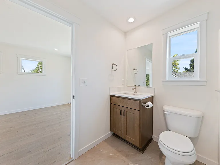 210 NE Ford St — Photo 33