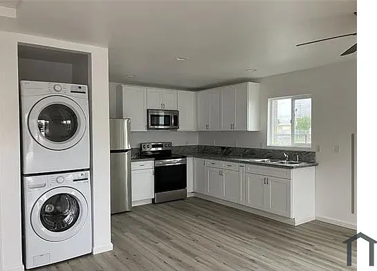 221 School Ave — Photo 4