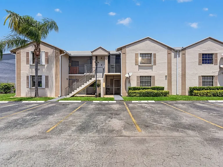 889 Hamilton Dr #889D — Photo 11