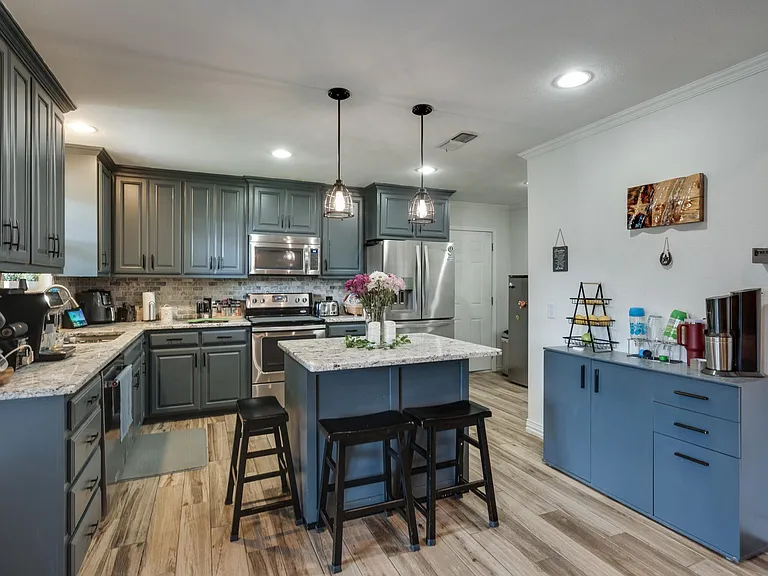 303 Chris Dr — Photo 10