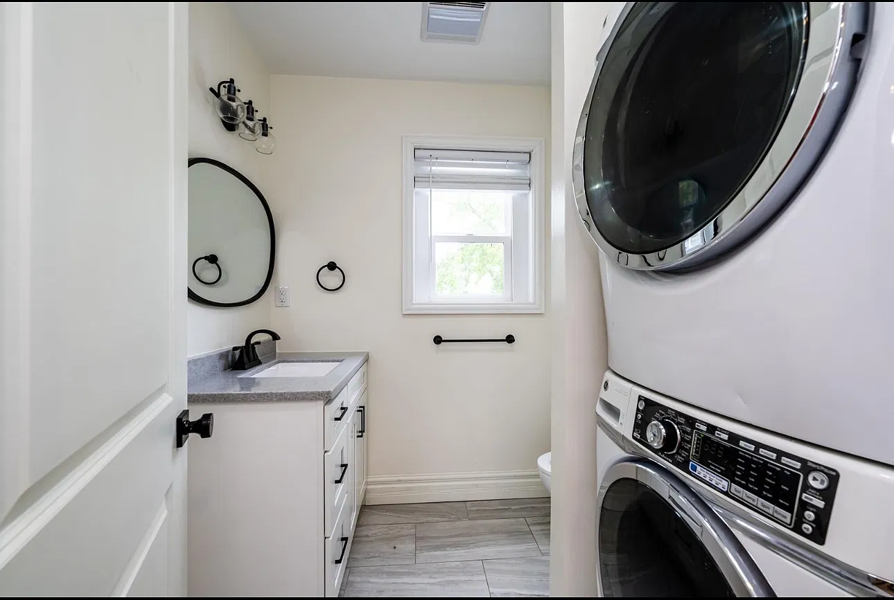 3 bed, 1000 sqft, $1,998 — Photo 3
