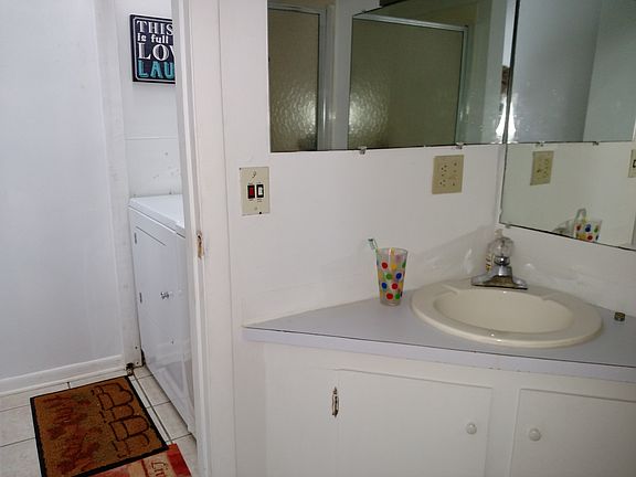 1st floor bath / laundry