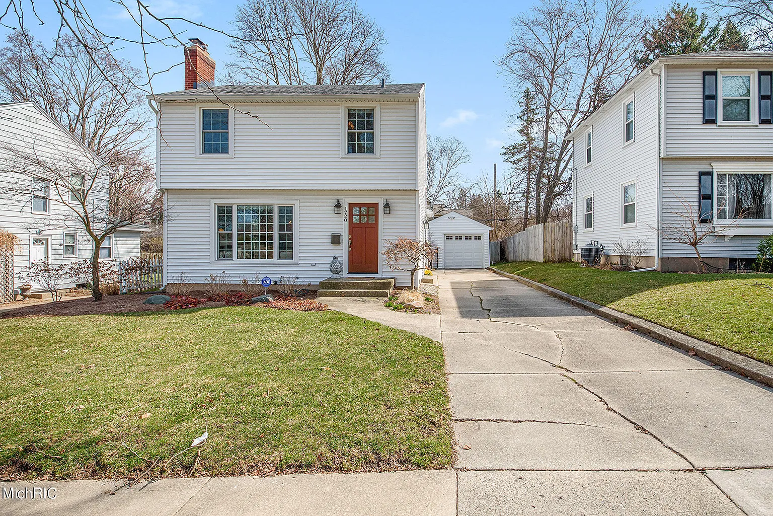 1720 Cambridge Dr SE photo 1